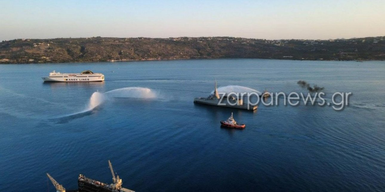 Στη Σούδα η Φρεγάτα Κίμων – Εντυπωσιακή υποδοχή με υδάτινες αψίδες