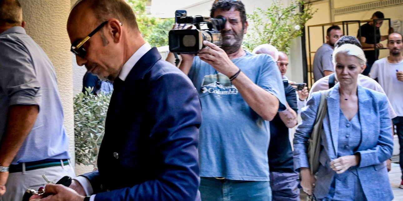 Νέες αποκαλύψεις από το ΕΚΑΒ στο iefimerida.gr για τους γιατρούς του Κολωνακίου: «Έκαναν ΚΑΡΠΑ στον Μαζωνάκη σε ημικαθιστή θέση, με το ένα χέρι»