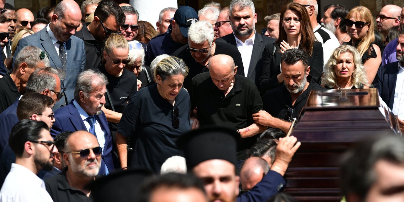 Γιώργος Μαζωνάκης: Σε γνωστή ταβέρνα η οικογένεια μετά την κηδεία -Το βαρύ κλίμα στο τραπέζι [βίντεο]