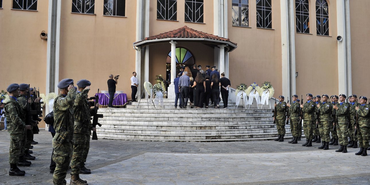 Ιωάννινα: Σε κλίμα οδύνης η κηδεία του Σμηναγού Δημήτρη Πέτρου που σκοτώθηκε στη συντριβή του Phantom [εικόνες]