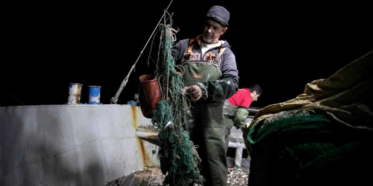 Τσιμεντόλιθοι και χιλιάδες πλαστικά σχοινάκια στις ελληνικές θάλασσες, παράνομα απόβλητα της αλιείας