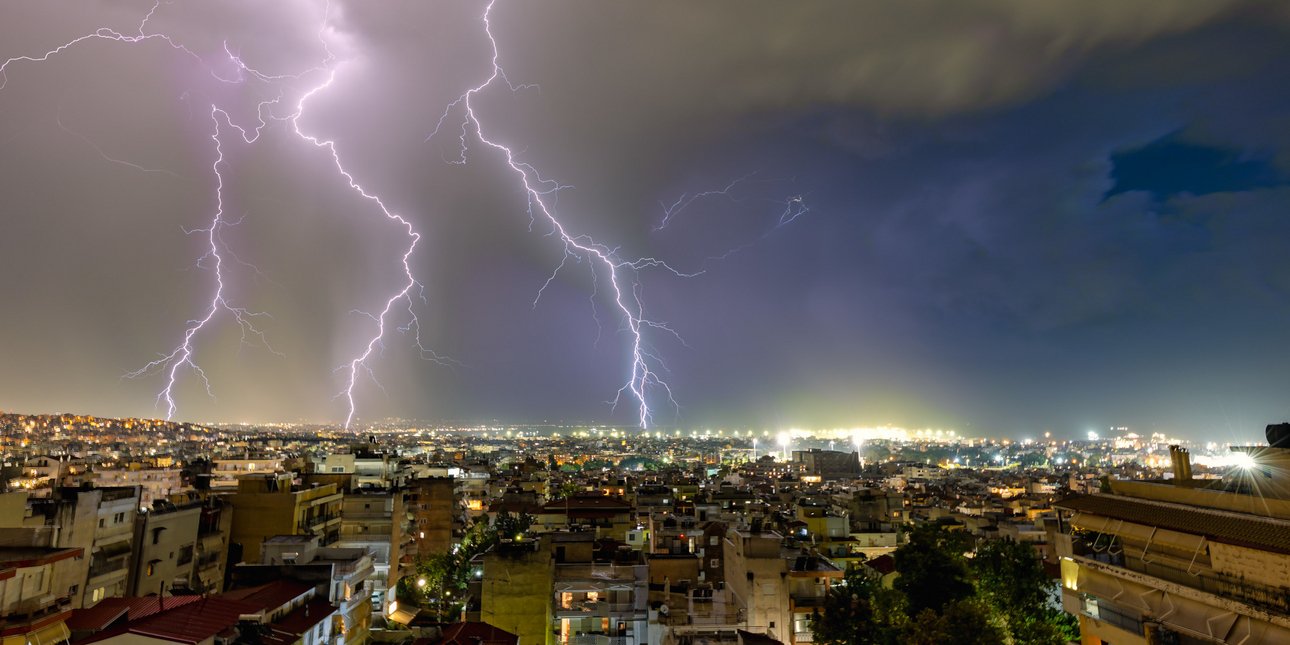 Καταιγίδα έπληξε τη Θεσσαλονίκη: Δρόμοι-ποτάμια, κλήσεις για κοπές δένδρων στην Πυροσβεστική -Δείτε εικόνες και βίντεο