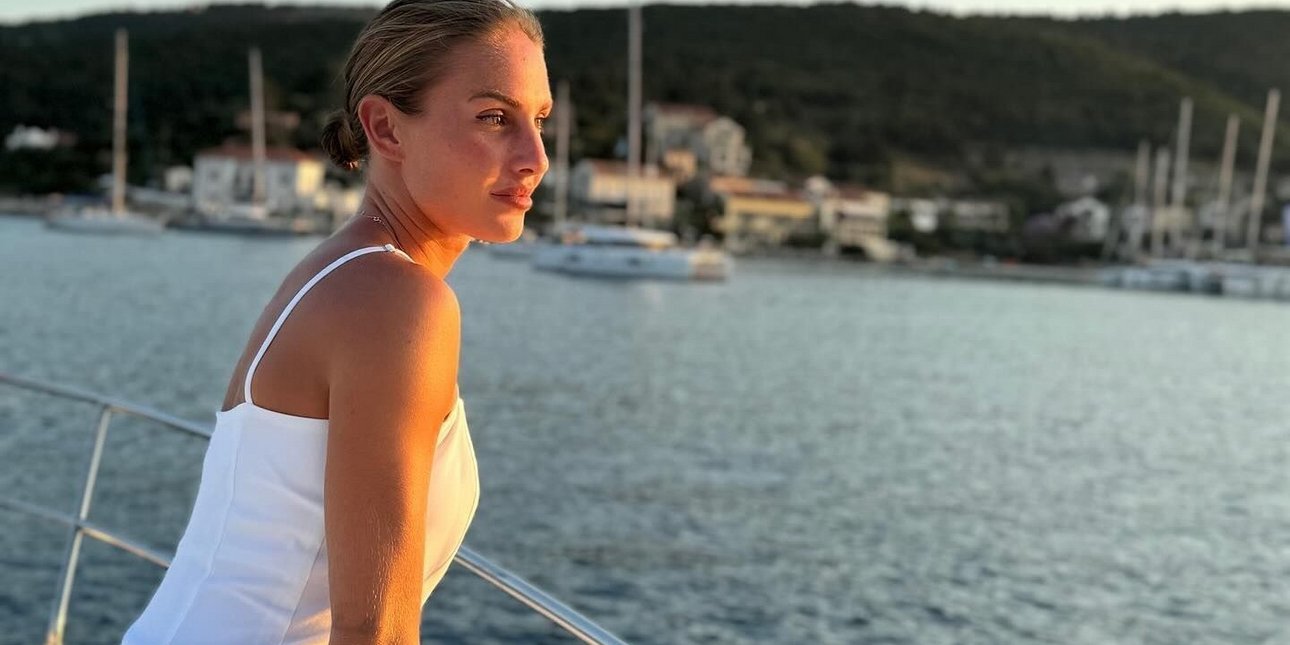 H Κατερίνα Δαλάκα ερωτευμένη και ευτυχισμένη στη Μύκονο -Σε κρουαζιέρα με τον σύντροφο και τις φίλες της [βίντεο]