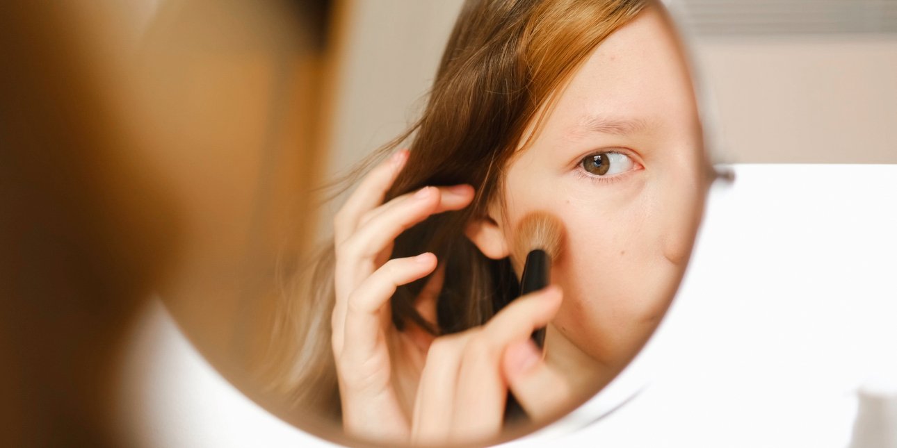 Μακιγιάζ και skincare από παιδιά και προέφηβες: Πότε πρέπει να ανησυχούν οι γονείς -Τι λένε οι ειδικοί