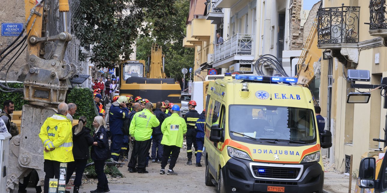 Έρευνες στα συντρίμμια του κτιρίου που κατέρρευσε στην Πλάκα