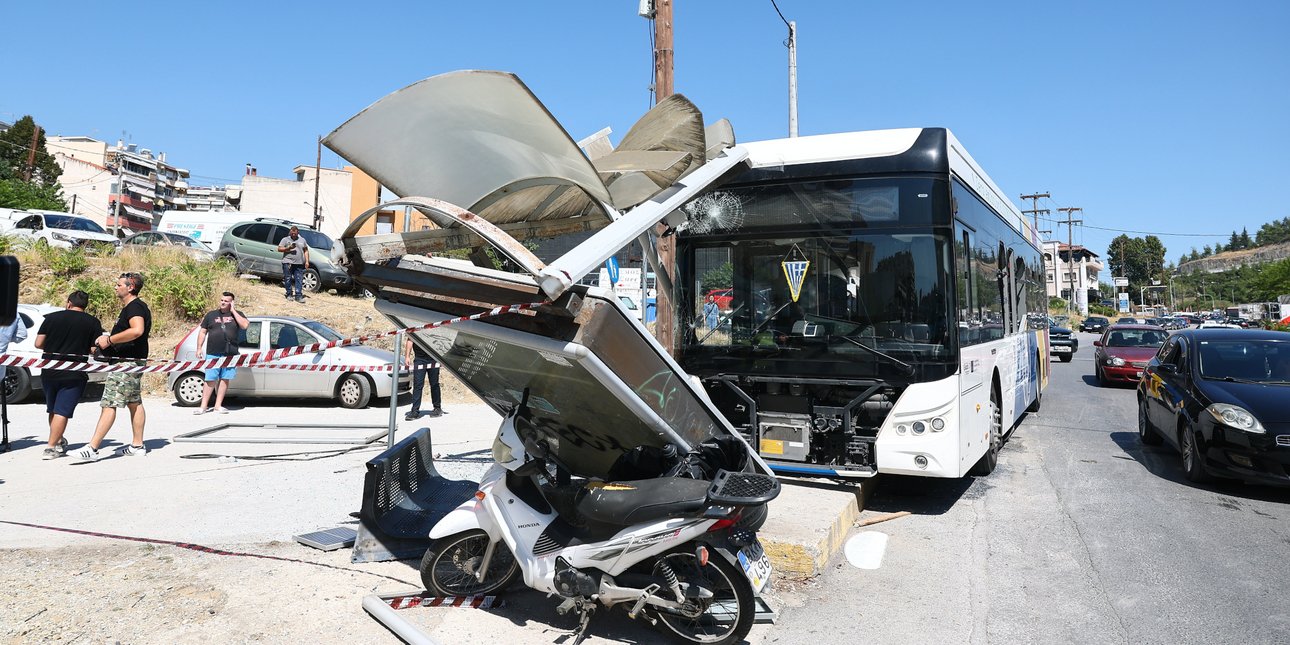 Λεωφορείο έπεσε πάνω σε στάση στη Θεσσαλονίκη