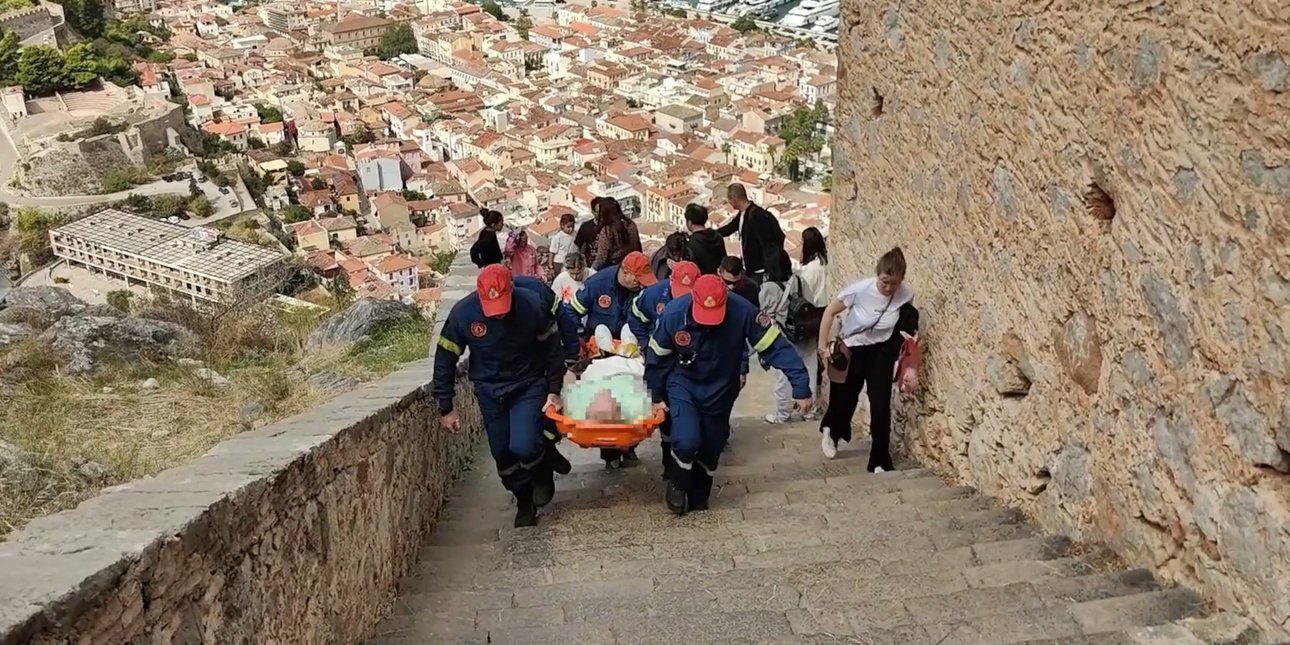 Ναύπλιο: Επιχείρηση της Πυροσβεστικής στο Παλαμήδι - Ηλικιωμένος τουρίστας έχασε τις αισθήσεις του και τον μετέφεραν σε φορείο