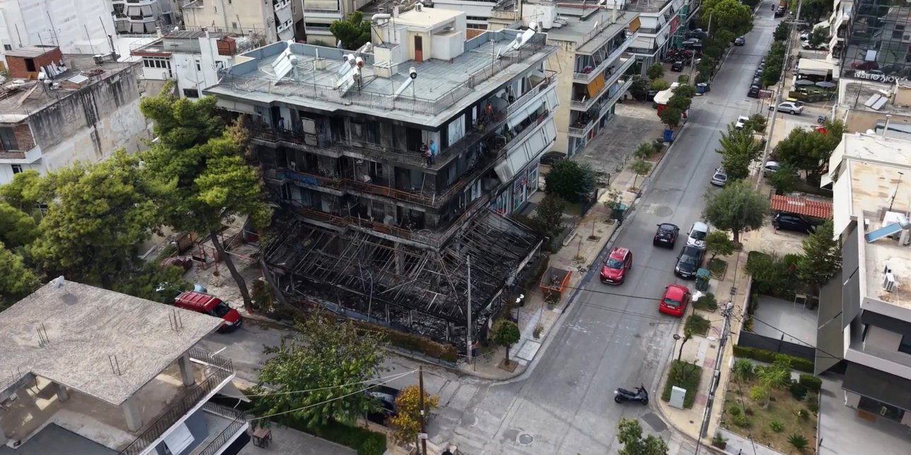 Αποκαΐδια και στάχτες στην πολυκατοικία στη Νέα Ιωνία