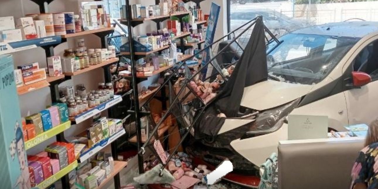 Αυτοκίνητο μπούκαρε σε φαρμακείο στη Νέα Μάκρη -Γκρέμισε την τζαμαρία, δείτε βίντεο
