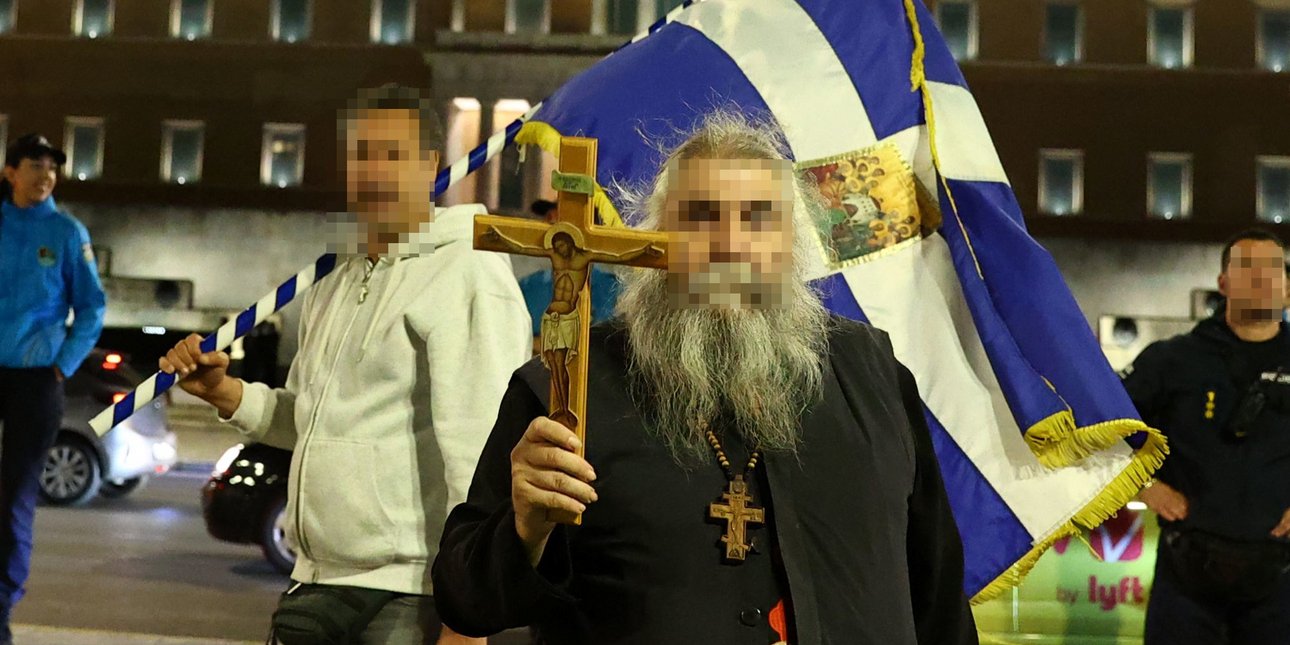 Συγκέντρωση διαμαρτυρίας για τις νέες ταυτότητες χθες στην Αθήνα, με Εσταυρωμένους, εικόνες και λάβαρα [εικόνες]