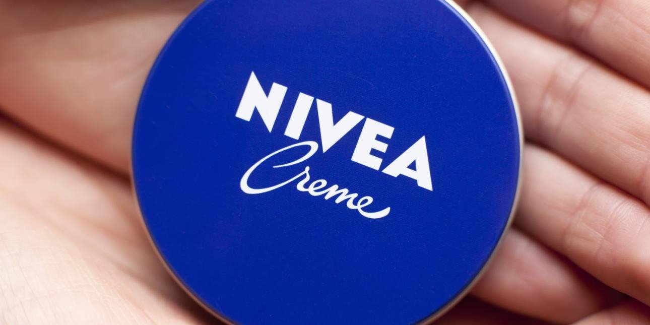 Δερματολόγος εξηγεί τι πραγματικά κάνει η Nivea στο μπλε κουτί -Και σε ποιες επιδερμίδες δεν τη συστήνει