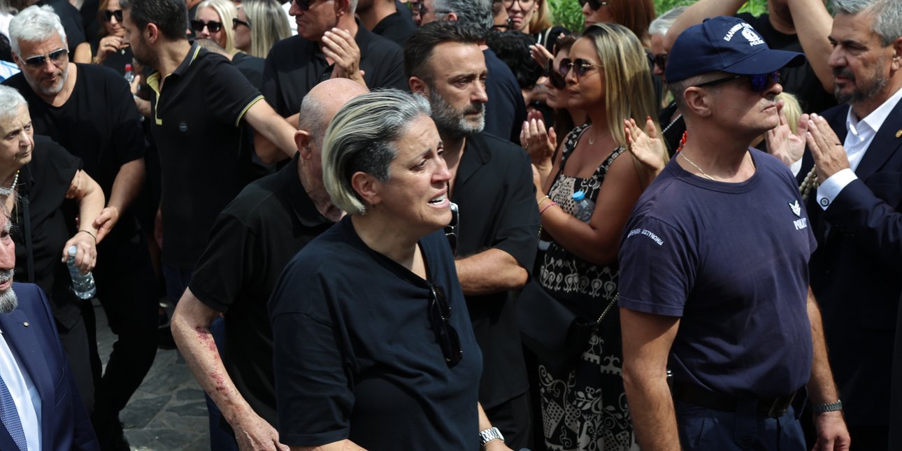 Συντετριμμένη η οικογένεια Μαζωνάκη: Σπάραξε στο κλάμα η αδερφή του Μαρία, υποβασταζόμενος ο πατέρας του