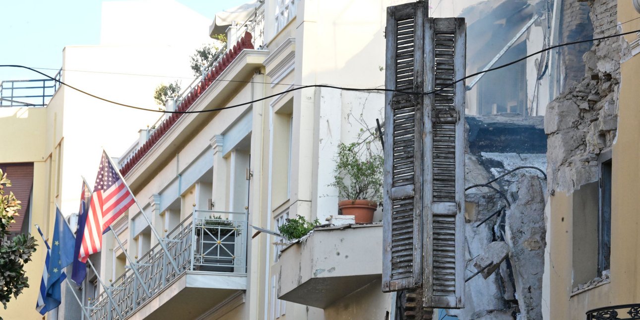 Έκρηξη στην Πλάκα: Διαρροή φυσικού αερίου το πιθανότερο σενάριο -Εξετάζουν αν με το άναμμα διακόπτη έγινε η έκρηξη