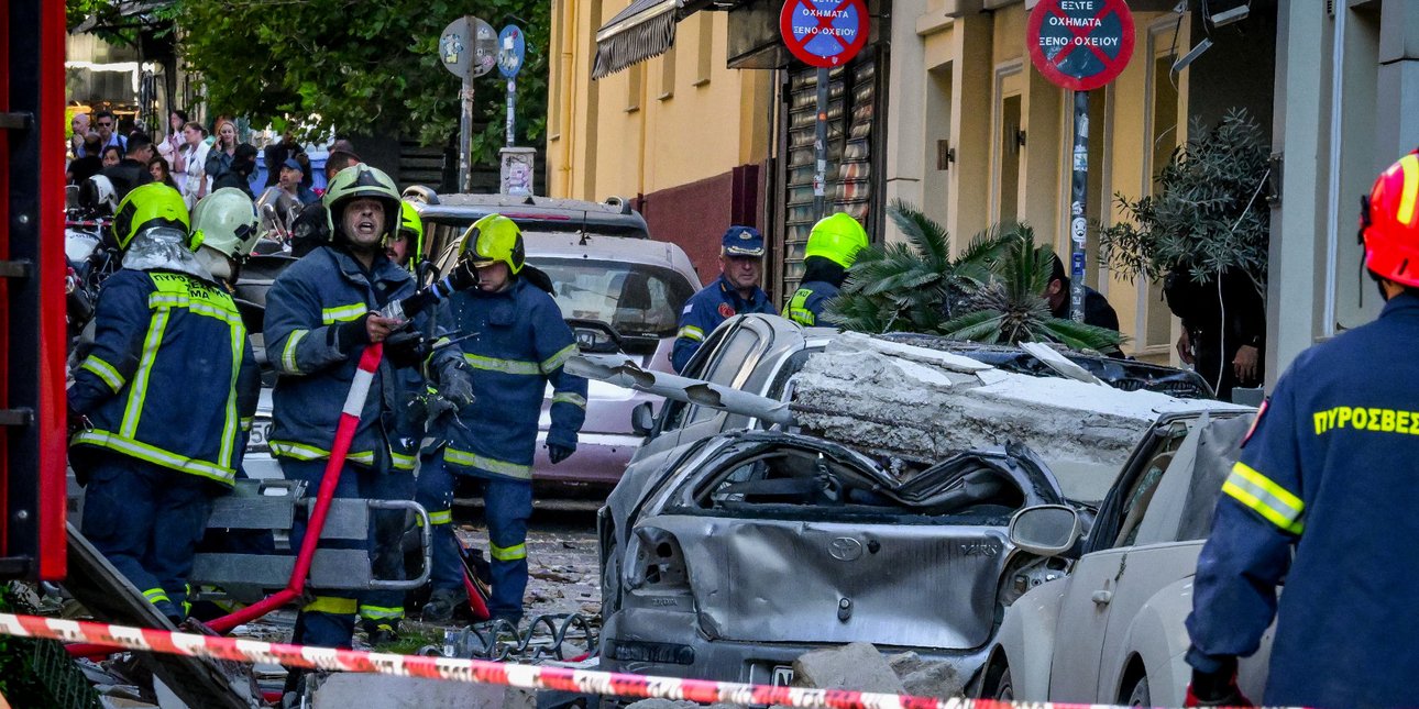 Πυροσβέστες στην Πλάκα, στο σημείο που κατέρρευσε το κτίριο