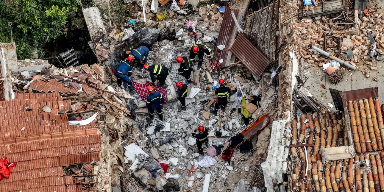 Πυροσβέστες στα συντρίμμια του κτιρίου που κατέρρευσε στην Πλάκα