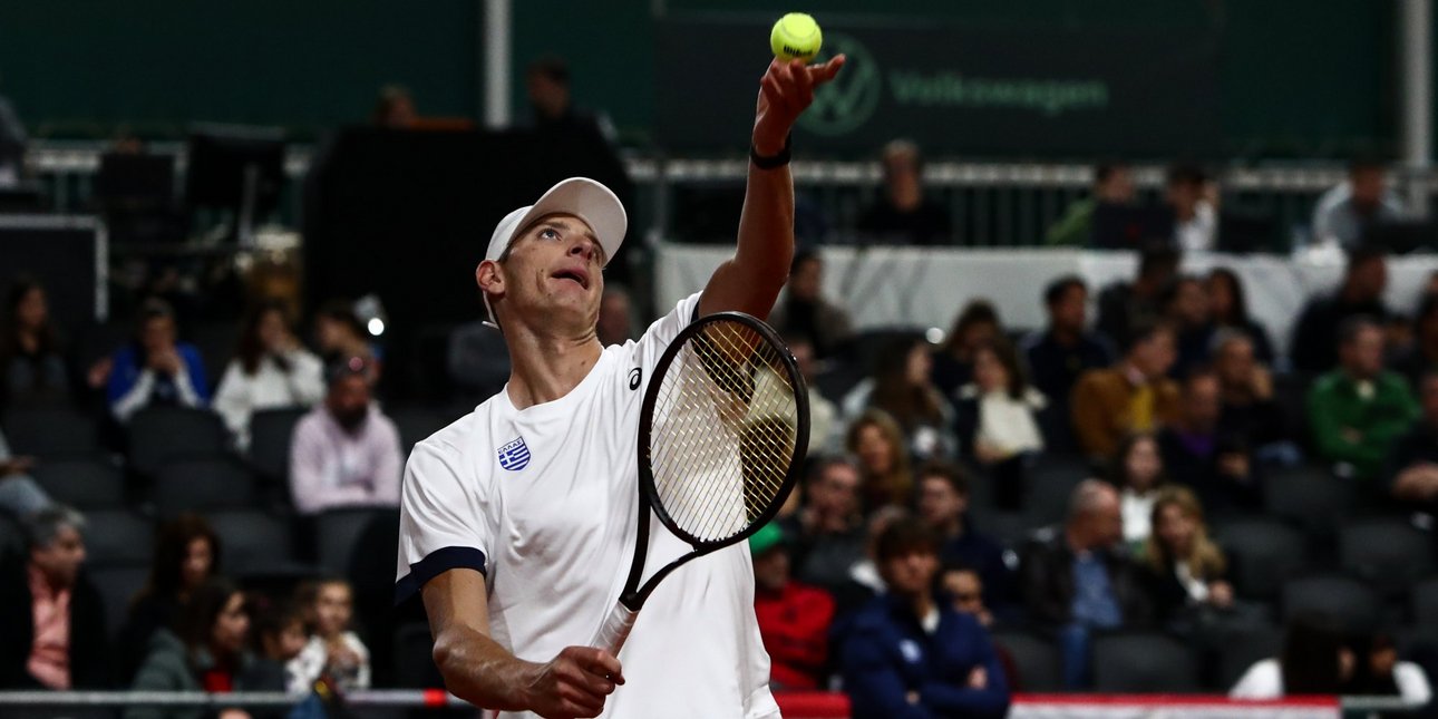 Davis Cup: Δεν έφταναν οι νίκες του Τσιτσιπά -«Λύγισε» ο Σακελλαρίδης και η Ελλάδα ηττήθηκε με 3-2 από τη Σλοβακία