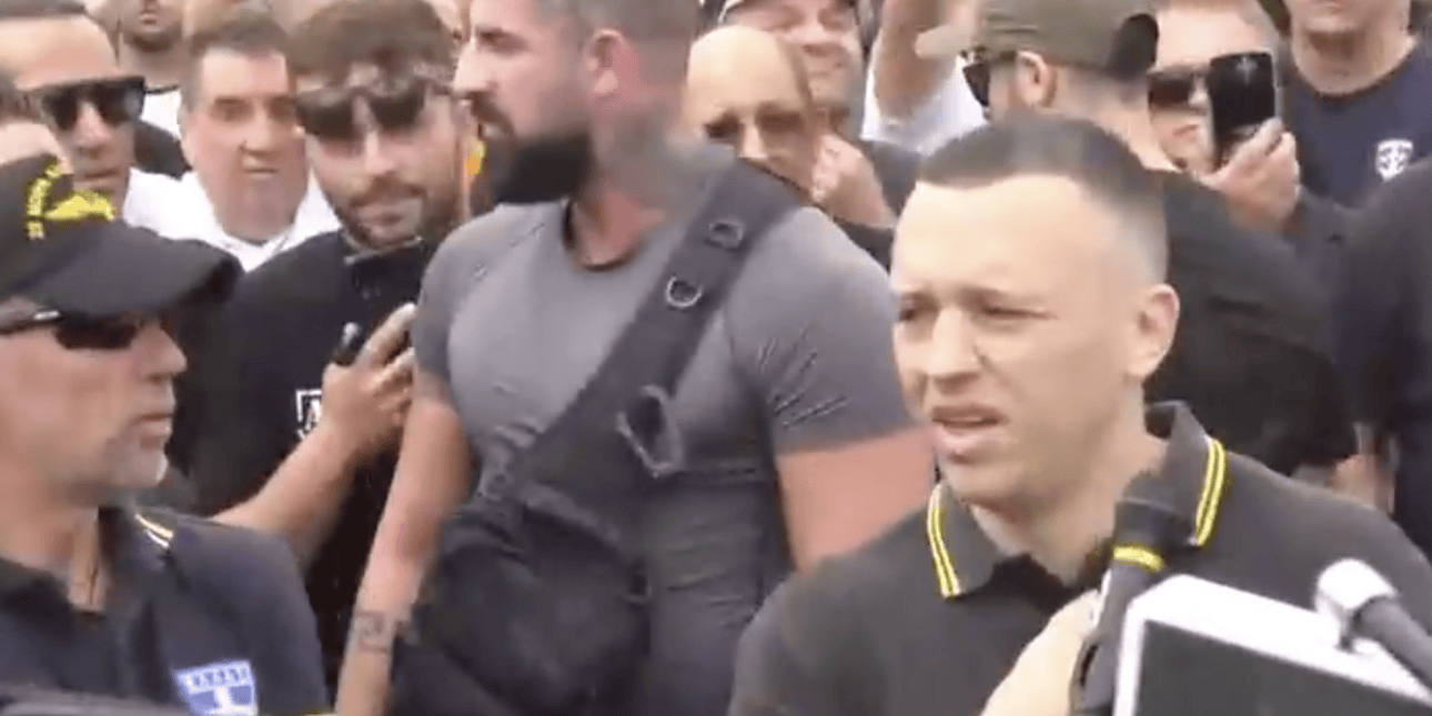 Αποφυλακίστηκε ο Ηλίας Κασιδιάρης, έκανε δηλώσεις περιτριγυρισμένος από οπαδούς και σωματοφύλακες: Θα επιστρέψω για ένα ισχυρό εθνικό κόμμα