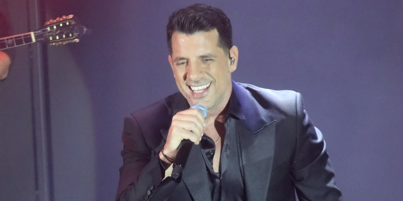 Ο Θοδωρής Φέρρης απαντά για τη συναυλία που μέθυσε στη σκηνή: «Έχω φίλους εκεί και μου δίνανε, μου δίνανε» [βίντεο]
