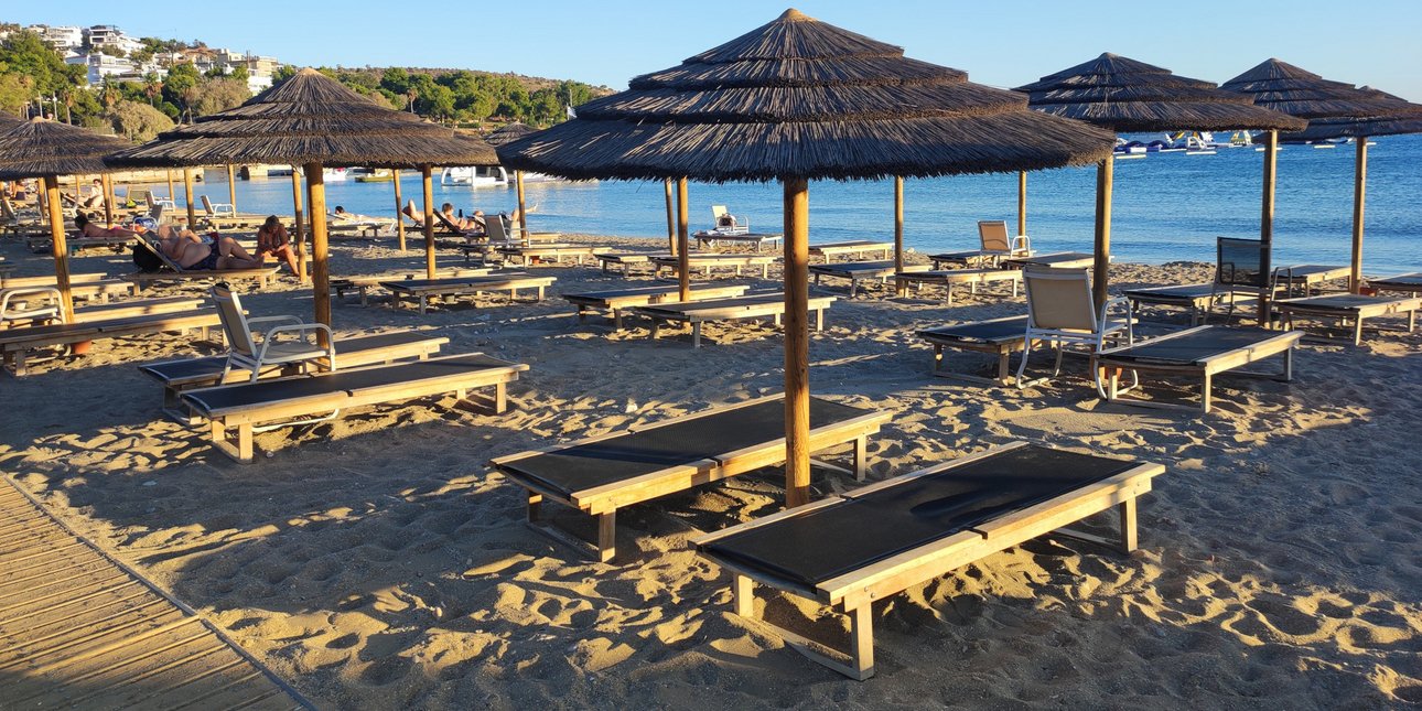 Δίωξη για θανατηφόρα σωματική βλάβη και άλλες κατηγορίες για τον θάνατο του 82χρονου, μετά από καβγά στην πλαζ Βουλιαγμένης