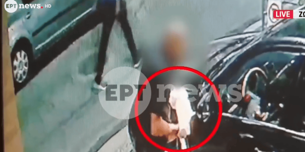 Βίντεο-ντοκουμέντο: Η στιγμή που άγνωστος βάζει φωτιά στο αυτοκίνητο του αντιδημάρχου Ζωγράφου -Περνούσε κόσμος από το σημείο
