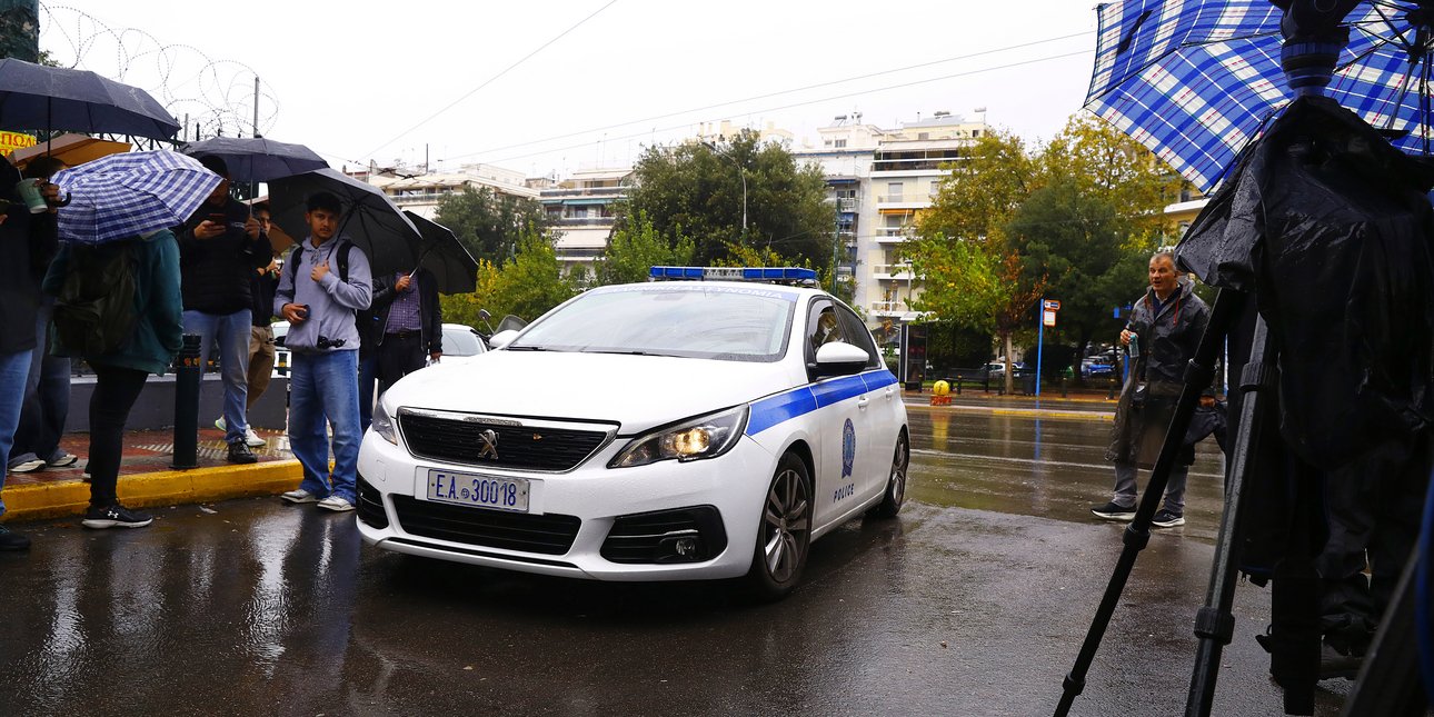 Περιπολικό μεταφέρει τον Λιόλιο στην Ευελπίδων