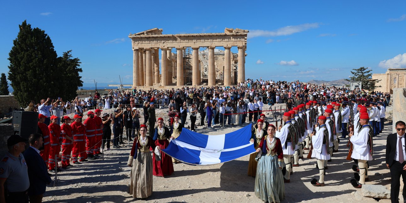 82 χρόνια από την Απελευθέρωση της Αθήνας: Με λαμπρότητα η τελετή έπαρσης σημαίας -Δείτε φωτογραφίες από την Ακρόπολη
