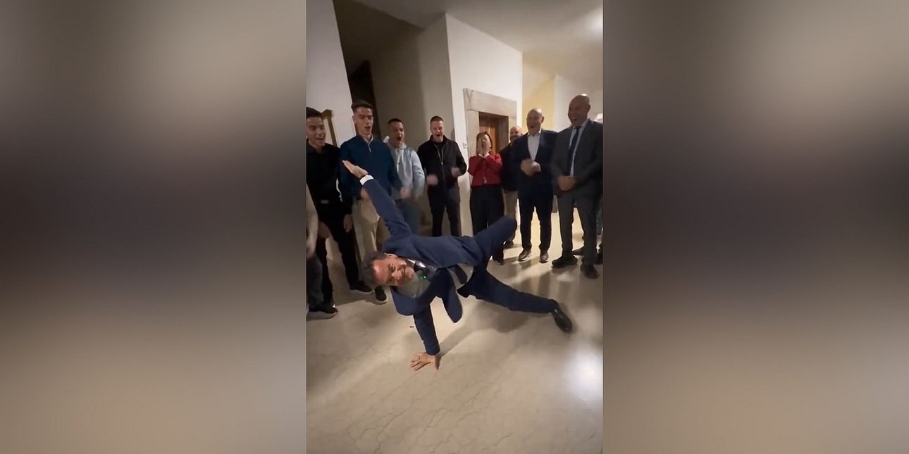 Η χιουμοριστική απάντηση του Άδωνι Γεωργιάδη για το σύνθημα στην Ήπειρο -Έβαλε στόχο να... χορέψει break dance [βίντεο]