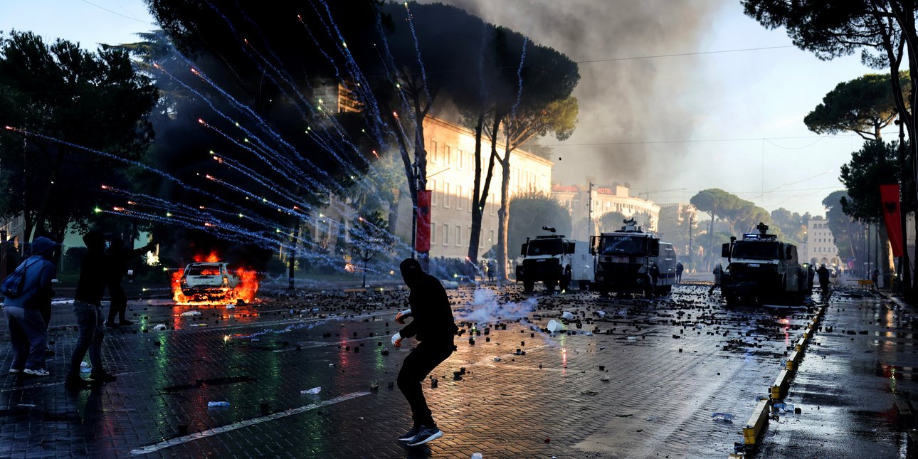 Αλβανία: Οργή και νέα επεισόδια, για πέμπτη ημέρα στα Τίρανα - Μάχες έξω από το πρωθυπουργικό μέγαρο [βίντεο]