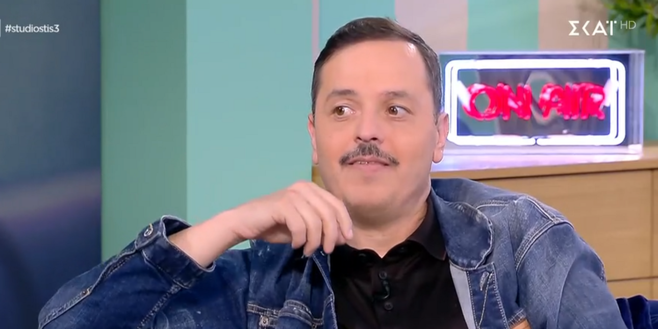Ο Αλέξανδρος Τσουβέλας για το δύσκολο ξεκίνημα: «Είχα ξαφνικά 1.500 εισιτήρια από εκεί που είχα 100, τώρα βοηθάω εγώ τους γονείς μου»