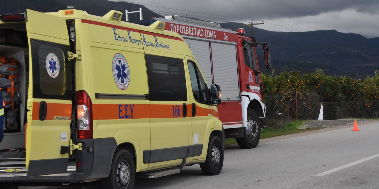 Ασθενοφόρο και όχημα της Πυροσβεστικής