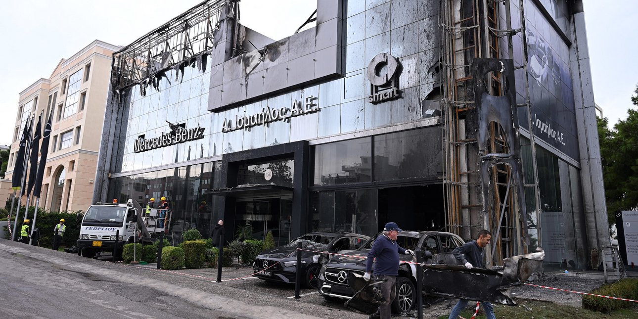 Γλυφάδα: Από εμπρησμό η φωτιά στην αντιπροσωπεία αυτοκινήτων / Φωτογραφία: Intimenews-ΠΑΝΑΓΙΩΤΟΠΟΥΛΟΣ ΝΙΚΟΣ