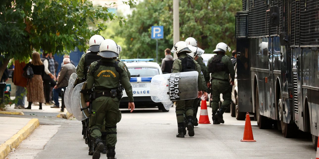 Βίντεο: Ενταση στα δικαστήρια, στην έξοδο των τριών κατηγορουμένων της Marfin -Υποστηρικτές πέταξαν καρέκλες, πέτρες η ΕΛΑΣ απάντησε με κρότου-λάμψης