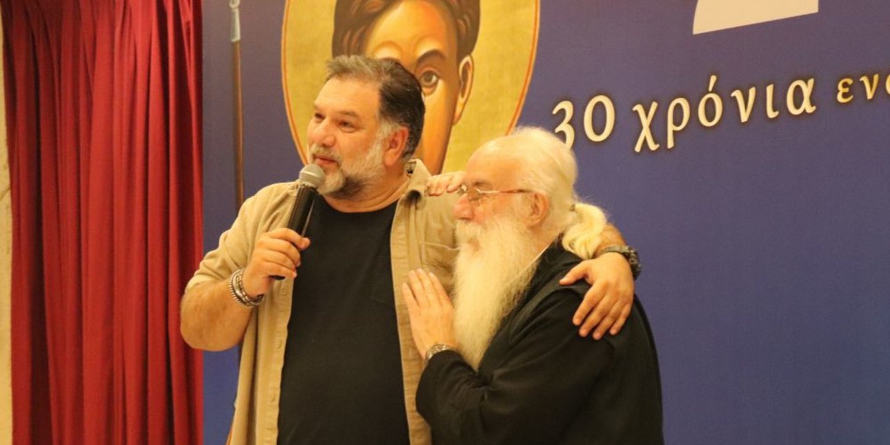 Γρηγόρης Αρναούτογλου: Η προσωπική εξομολόγηση για τον Θεό σε εκδήλωση με τον «παπα-ΠΑΟΚ» [βίντεο]
