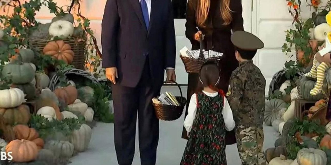 Viral στιγμιότυπο από το Halloween στον Λευκό Οίκο: Παιδάκια εμφανίστηκαν ντυμένα Σοβιετικός στρατιώτης και μικρή Ρωσίδα