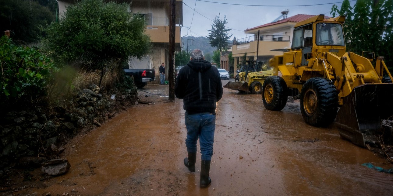 Κακοκαιρία στην Κρήτη: Μήνυμα από το 112 για όλο το νησί -Πλημμύρισαν δρόμοι, υπερχείλισε χείμαρρος στα Ζωνιανά [βίντεο]