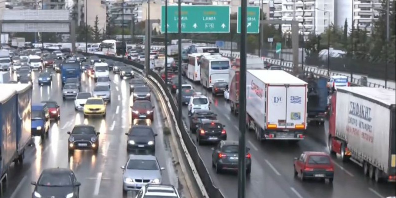 Κίνηση στους δρόμους: Απέραντο πάρκινγκ ο Κηφισός, η βροχή «κοκκίνισε» όλη την Αθήνα -Καθυστερήσεις και στην Αττική Οδό