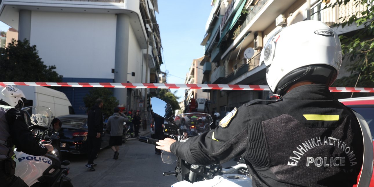 Κολωνός: Έρευνα σε σπίτι άνδρα που διαμένει στην πολυκατοικία που σημειώθηκε η έκρηξη -Έχει εκτίσει ποινή για ναρκωτικά