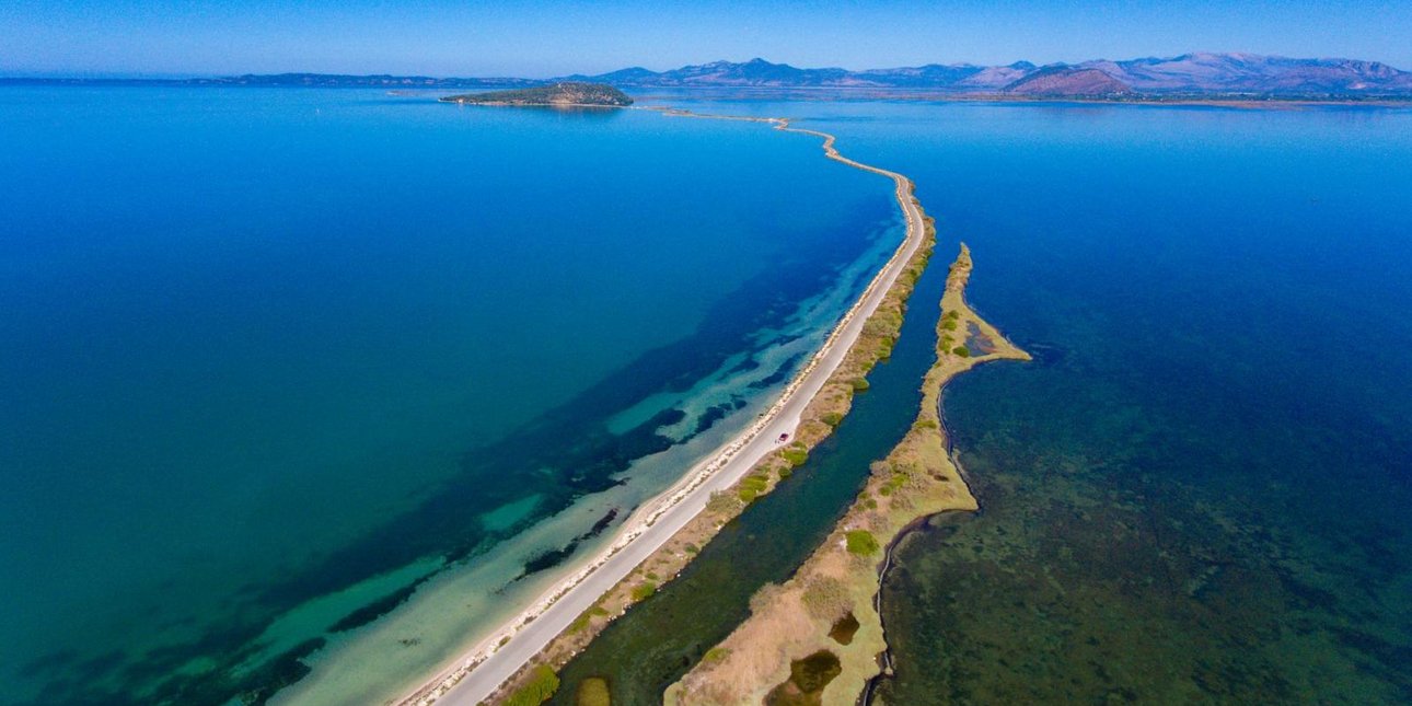 Η μαγευτική διαδρομή που αιωρείται πάνω στο νερό -Σε ποιο σημείο της Ελλάδας βρίσκεται