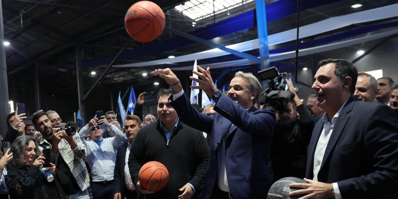 Μητσοτάκης στα γενέθλια της ΝΔ: Έπαιξε μπάσκετ, έβαλε 4 στα 4 σουτ -«Πάμε για την 4η νίκη» σχολίασε [εικόνες]