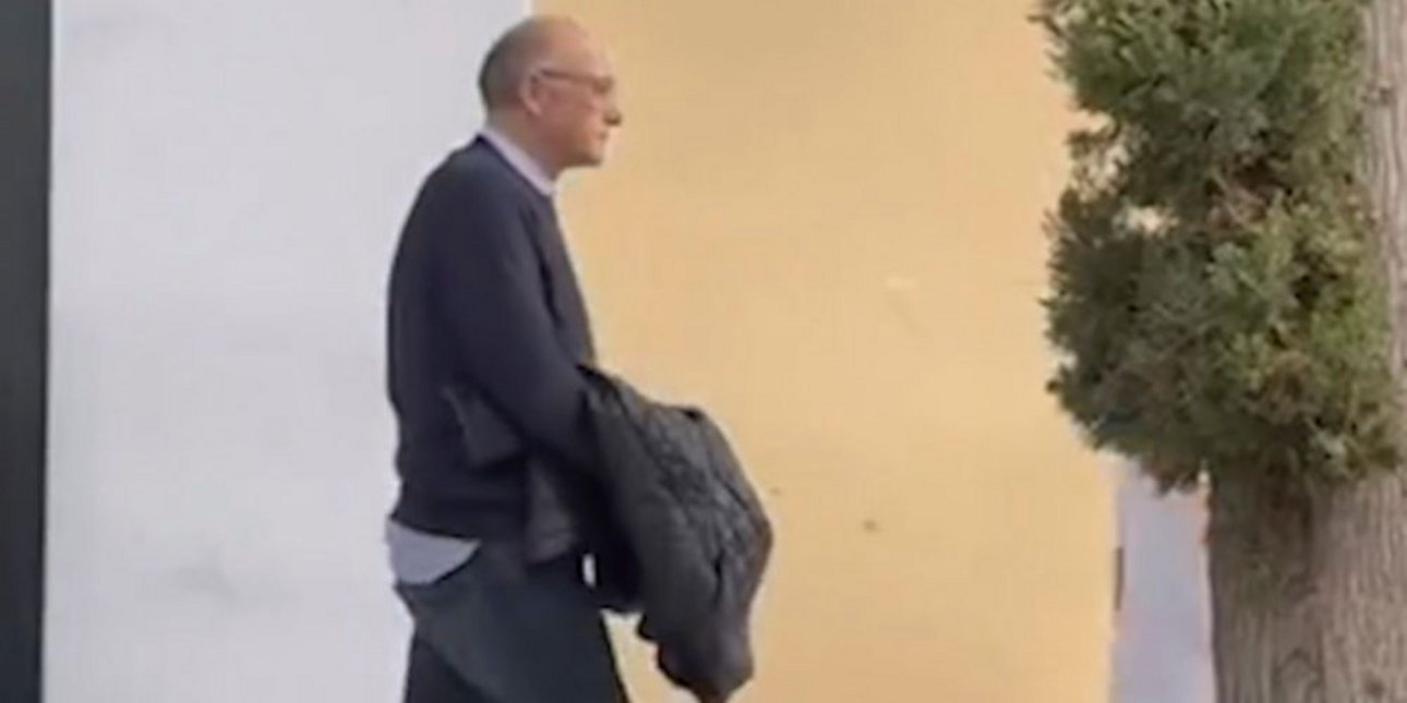 Με χειροπέδες έφυγε από την Ευελπίδων ο Βαγγέλης Λιόλιος