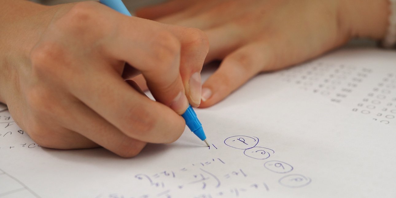 Λύστε την πράξη 10 + 2 × 5 − 6 ÷ 2 χωρίς κομπιουτεράκι: Οι περισσότεροι κάνουν λάθος στο δεύτερο βήμα, επειδή ξεχνούν έναν κανόνα από το σχολείο