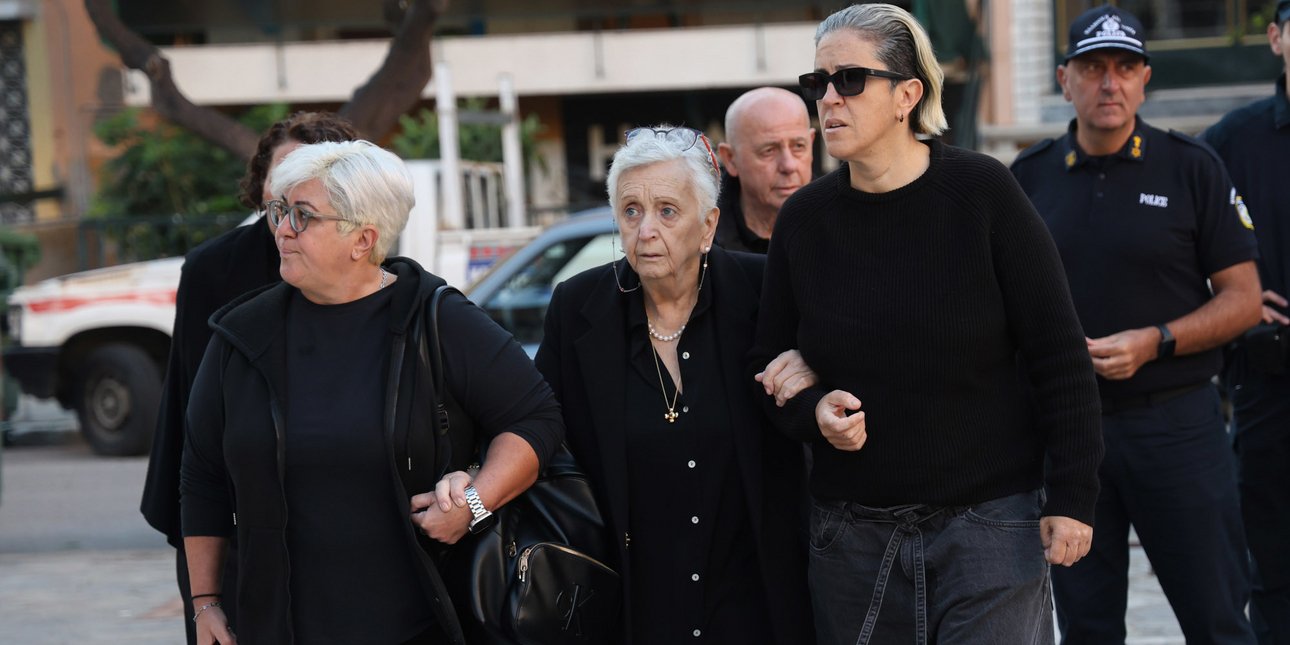 Γιώργος Μαζωνάκης: Πλήθος κόσμου στο 40ημερο μνημόσυνό του στη Νίκαια -Στον Ιερό Ναό Αγίας Τριάδας η οικογένειά του, δείτε live