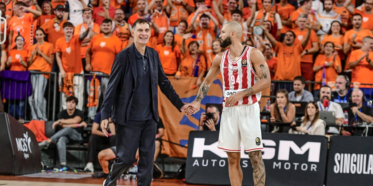 «Τρελάθηκε» ο Γιώργος Μπαρτζώκας στα αποδυτήρια μετά το επικό comeback του Ολυμπιακού με τη Βαλένθια [βίντεο]
