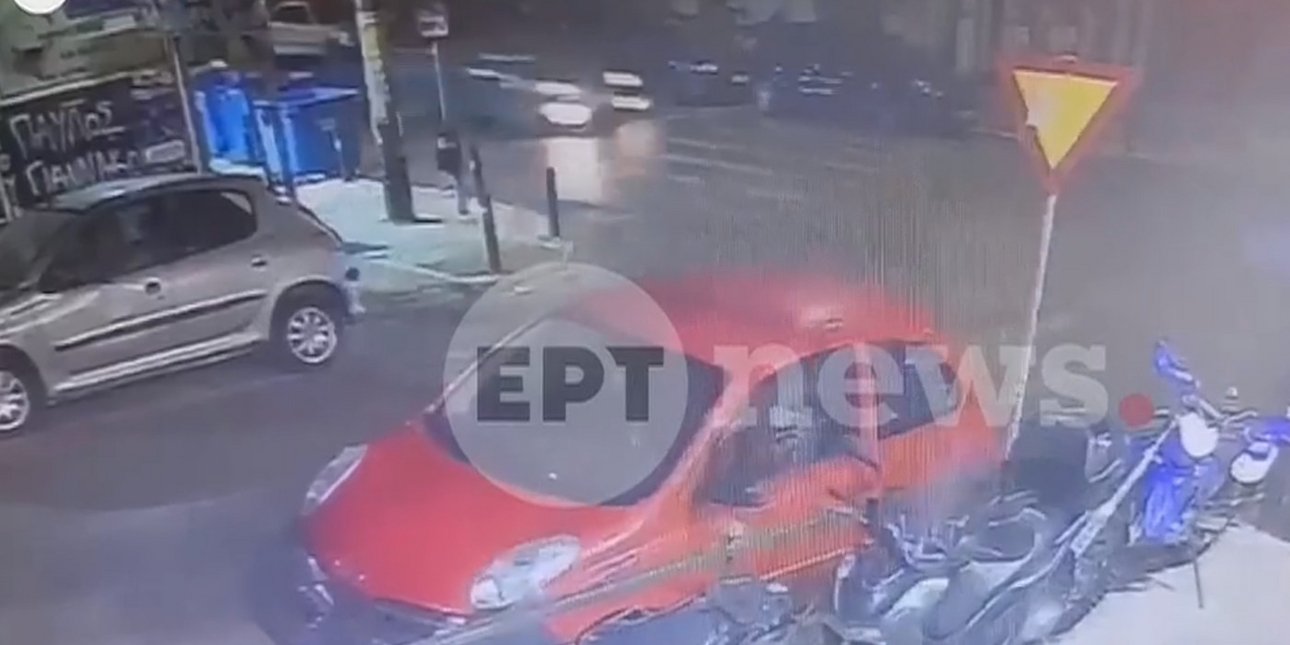 Δυστύχημα στο Παγκράτι: Η στιγμή που αυτοκίνητο παρασύρει με μεγάλη ταχύτητα τον 35χρονο μοτοσικλετιστή  -Δείτε βίντεο