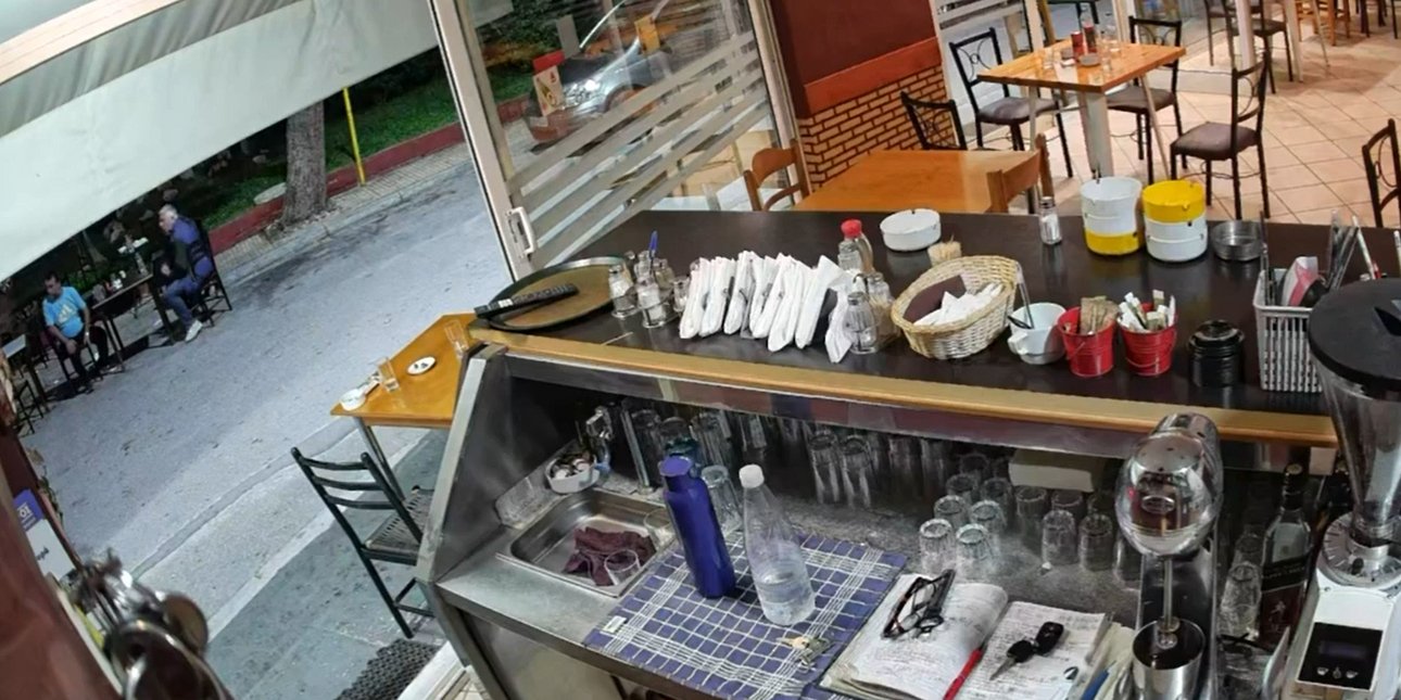 Η στιγμή της σύλληψης της γυναίκας που επιχείρησε να δηλητηριάσει τον εν διαστάσει σύζυγό της