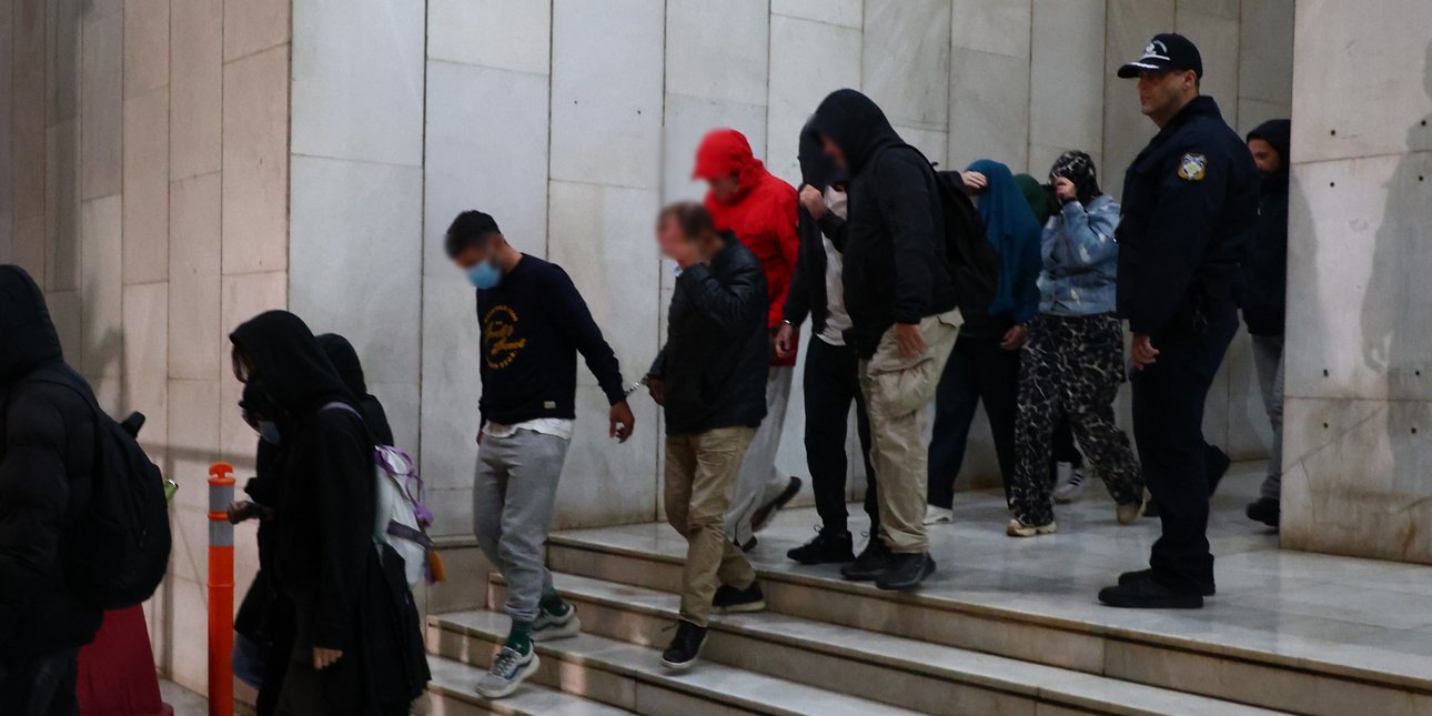 «Χωριάτικο»: Σε εξέλιξη οι απολογίες των κατηγορούμενων -Έγιναν οι πρώτες τρεις προφυλακίσεις, το απόγευμα η σειρά του Γιαννακόπουλου