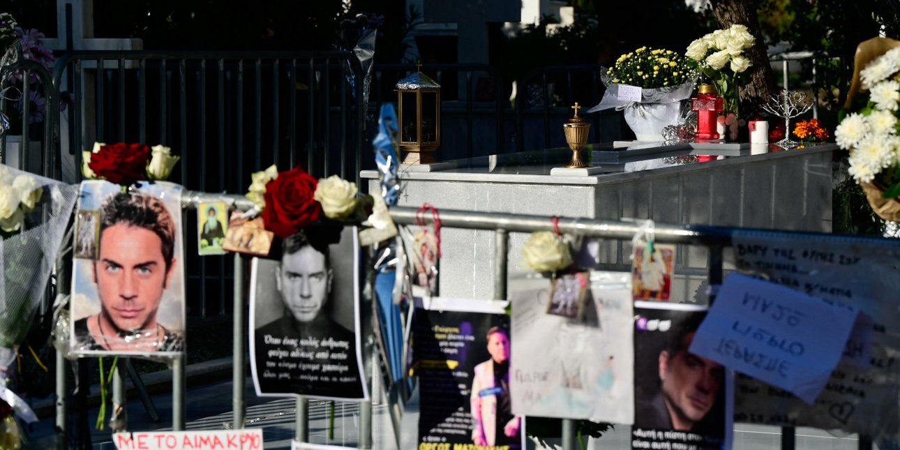 Μνημόσυνο Γιώργου Μαζωνάκη: Συντετριμμένη η οικογένειά του, πλήθος κόσμου στην εκκλησία και στο νεκροταφείο -Ποιοι έδωσαν το «παρών»
