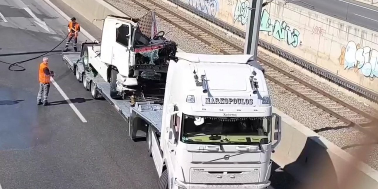 Τροχαίο στην Αττική Οδό: Φορτηγό συγκρούστηκε με ΙΧ, ο οδηγός εκσφενδονίστηκε και νοσηλεύεται σε σοβαρή κατάσταση