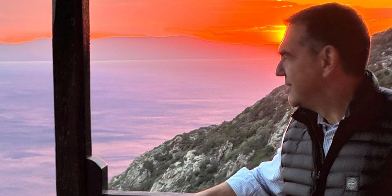 Ως «άνοιγμα» Τσίπρα στους κεντρώους μεταφράζουν οι δικοί του την επίσκεψη στο Άγιο Όρος