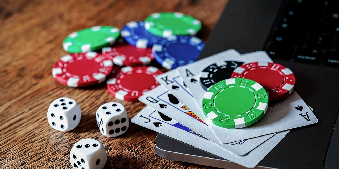 Greece Files Complaints Against 18 Influencers as Illegal Gambling Hits €1.8 Billion
